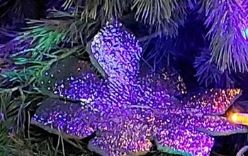 В Асекеево ёлку на центральной площади украсили самодельными игрушками из пенопласта и фольгоизолона