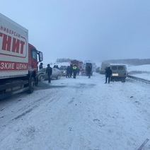 В Оренбургской области на трассе произошло массовое ДТП: фура, шесть разбитых машин и пять пострадавших