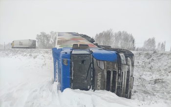 В Оренбургской области в кювет опрокинулась фура с прицепом