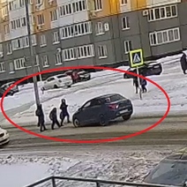 В Оренбурге на улице Поляничко на пешеходном переходе водитель сбил двух детей