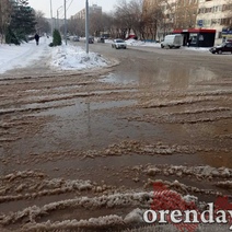 В Оренбурге залило улицу Джангильдина, произошла авария на водопроводе