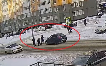 В Оренбурге на улице Поляничко на пешеходном переходе водитель сбил двух детей