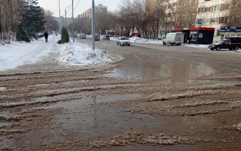 В Оренбурге залило улицу Джангильдина, произошла авария на водопроводе