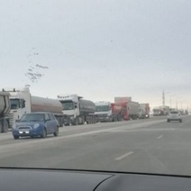 На выезде из Оренбурга по самарской трассе выстроилась вереница из фур