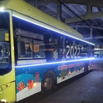 В Оренбурге начали ходить новогодние автобус и троллейбус