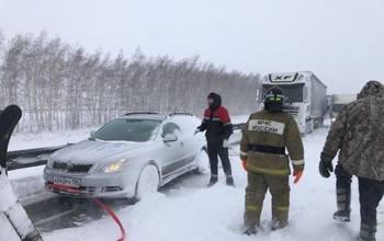 В Бузулукском районе из-за фуры образовался на дороге затор из авто