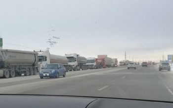 На выезде из Оренбурга по самарской трассе выстроилась вереница из фур
