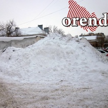 Коммунальщики поздравляют оренбуржцев с наступающим Новым годом снежными кучами