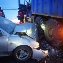 В Тоцком районе под грузовик залетела легковушка