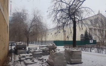 Территорию у Оренбургской областной филармонии превратили в строительный склад