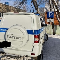 В Оренбурге полицейский автомобиль припарковался на месте для инвалидов