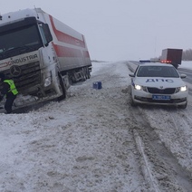 Увяз в снегу, закончилось топливо: в Северном районе в 