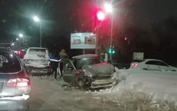 В Оренбурге в вечернем ДТП с тремя авто пострадал мужчина