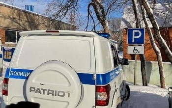В Оренбурге полицейский автомобиль припарковался на месте для инвалидов