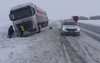 Увяз в снегу, закончилось топливо: в Северном районе в 