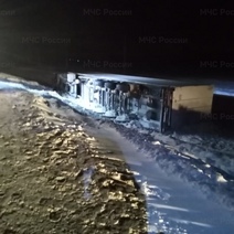 В Абдулинском городском округе в кювет опрокинулся  КамАЗ