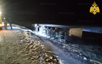 В Абдулинском городском округе в кювет опрокинулся  КамАЗ