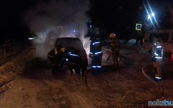 В Новотроицке возле больницы скорой медпомощи полыхал автомобиль
