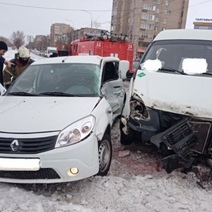 В Новотроицке иномарка столкнулась с маршруткой