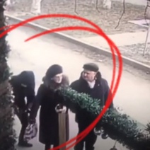 Житель Орска средь бела дня с ножом напал на пожилых супругов