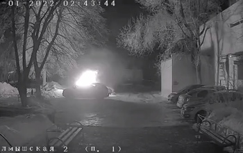 В Оренбурге мужчина помогал тушить автомобили, которые сам же поджег
