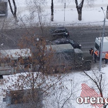 В Оренбурге маршрутный ПАЗ сбил рабочего-коммунальщика, очищавшего остановку от снега
