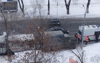 В Оренбурге маршрутный ПАЗ сбил рабочего-коммунальщика, очищавшего остановку от снега