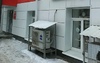 В Оренбурге мужчина пытался открутить трубки от кондиционеров на стене "Пятерочки"