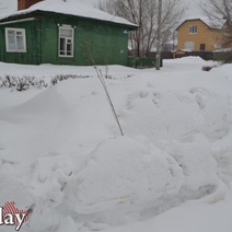 В сквере у Дома памяти коммунальщики без любви растят молодые деревца