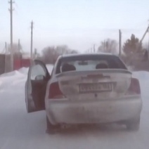 В Оренбуржье сотрудники ДПС стреляли по колёсам авто: очевидец метнул в лобовое стекло лопату
