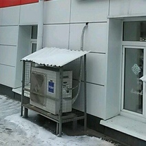 В Оренбурге мужчина пытался открутить трубки от кондиционеров на стене 