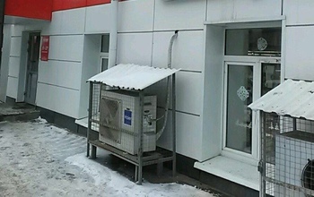 В Оренбурге мужчина пытался открутить трубки от кондиционеров на стене 