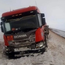 Застрявший в Оренбуржье нефтевоз сутки тщетно ждал помощи