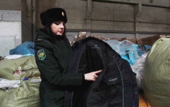 В Оренбургской области таможенники задержали фуру с партией контрафактной верхней одежды