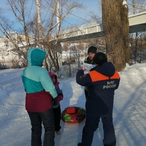 В Оренбурге в 30 метрах от горки на набережной Урала находится полынья