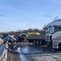 В Оренбурге фура снесла припаркованный УАЗ дорожников: водитель погиб (18+)