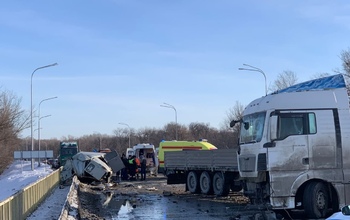В Оренбурге фура снесла припаркованный УАЗ дорожников: водитель погиб (18+)