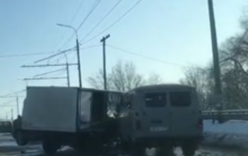 В Оренбурге на мосту на пр. Братьев Коростелевых столкнулись три авто: движение в сторону центра затруднено