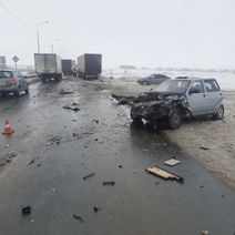 В Октябрьском районе ВАЗ столкнулся с двумя грузовиками