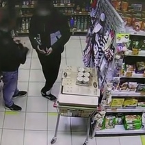 В Оренбургской области парочка вынесла алкоголь сразу из пяти супермаркетов за день