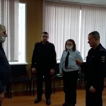 В Оренбуржье полицейские поблагодарили мужчину, метнувшего лопату в лобовое стекло машины нетрезвого водителя