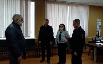В Оренбуржье полицейские поблагодарили мужчину, метнувшего лопату в лобовое стекло машины нетрезвого водителя