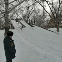 В Оренбурге закрыли горку на Урале из-за опасности тонкого льда