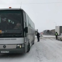 В Оренбургской области на трассе застрял автобус с юными хоккеистами