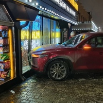 В центре Оренбурга водитель дорогой иномарки протаранил кафе