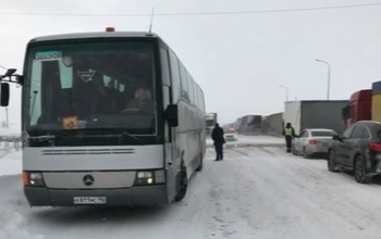 В Оренбургской области на трассе застрял автобус с юными хоккеистами