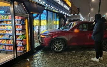 В центре Оренбурга водитель дорогой иномарки протаранил кафе
