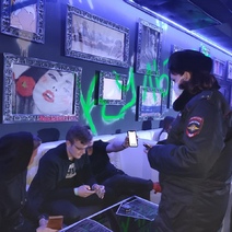 В Оренбурге за подростками, наркотиками и суррогатом в ночной клуб пришли полицейские и ОМОН