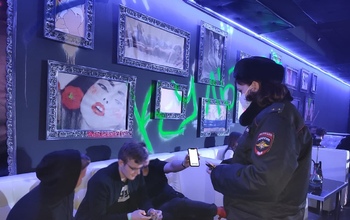В Оренбурге за подростками, наркотиками и суррогатом в ночной клуб пришли полицейские и ОМОН