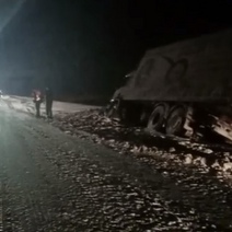 Под Бугурусланом водитель фуры не рассчитал и съехал вместо обочины в кювет